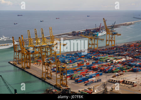 Vista aerea del porto di Barcellona, con importanza commerciale come uno dei porti in Europa nel Mediterraneo, Foto Stock