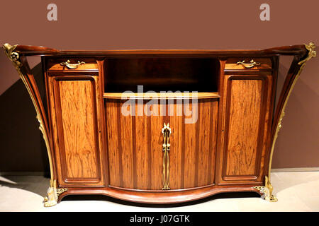 Il 'Grand meuble d'appui nénuphar' di Louis Majorelle è un grande cabinet caratterizzato da intricati motivi di giglio. Il pezzo mette in mostra l'abilità di Majorelle in Art Nouveau, con linee fluide e forme organiche ispirate alla natura, in particolare al fiore del giglio. Foto Stock
