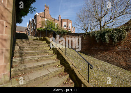 St Mary's Hill nel centro citta' di Chester Regno Unito è detto di essere una delle strade più ripide del mondo Foto Stock