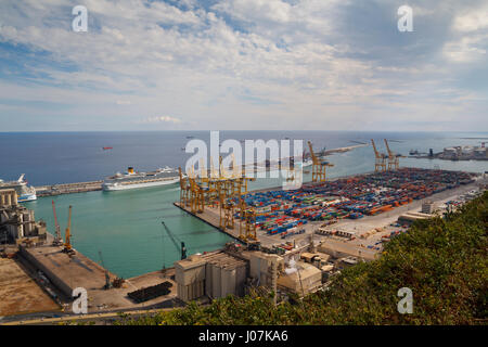 Vista aerea del porto di Barcellona, con importanza commerciale come uno dei porti in Europa nel Mediterraneo, Foto Stock