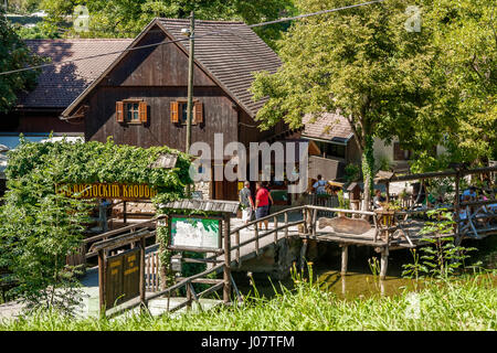 I turisti in un ristorante sul fiume Slunjcica nel villaggio di Rastoke, Croazia Foto Stock