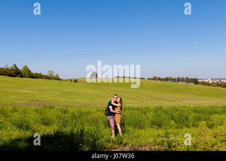 Coppia giovane sullo sfondo dello splendido paesaggio tranquillo di Novy Jicin, Repubblica Ceca Foto Stock