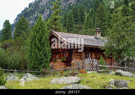 Casa Tradizionale a Krimmler Achental (Austria) accanto alle cascate di Krimml. Foto Stock
