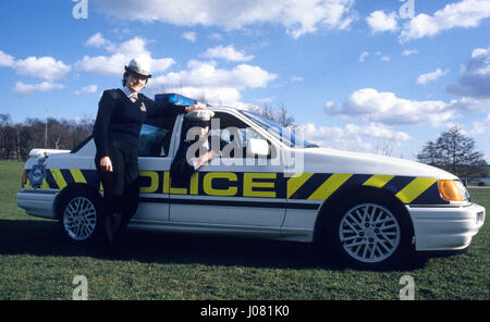 Gli ufficiali di polizia WPC Lesley Pierpoint e PC Paul Smith ad alta velocità con auto della polizia Ford Sierra Sapphire RS Cosworth nel 1989 Foto Stock