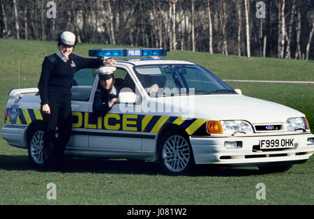 Gli ufficiali di polizia WPC Lesley Pierpoint e PC Paul Smith ad alta velocità con auto della polizia Ford Sierra Sapphire RS Cosworth nel 1989 Foto Stock