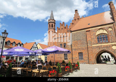 TANGERMUENDE, SASSONIA-ANHALT/ Germania 26 giugno 2016 Cityscape di Tangermunde (Sassonia-Anhalt, Germania) con il municipio e la gente seduta in un ristorante. Foto Stock