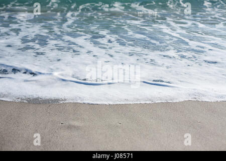 Onda morbida del mar Nero sulla spiaggia sabbiosa. Sullo sfondo della natura Foto Stock