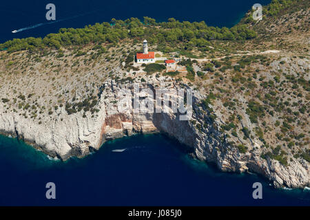 Veduta aerea di un faro a Skrivena Luka, isola di Lastovo, Croazia Foto Stock