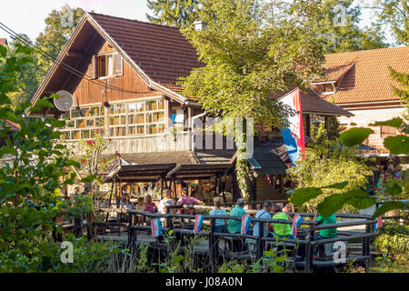 I turisti in un ristorante sul fiume Slunjcica nel villaggio di Rastoke, Croazia Foto Stock