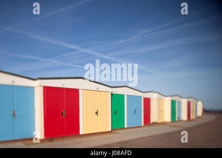 Una fila di pittoresca spiaggia di capanne sul lungomare a Exmouth, Devon, Regno Unito shot su tilt shift lente con messa a fuoco selettiva Foto Stock