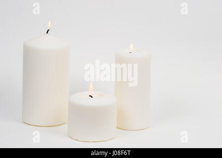 Una candela è accesa nelle tenebre e dà calore spirituale Foto Stock