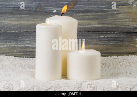 Una candela è accesa nelle tenebre e dà calore spirituale Foto Stock