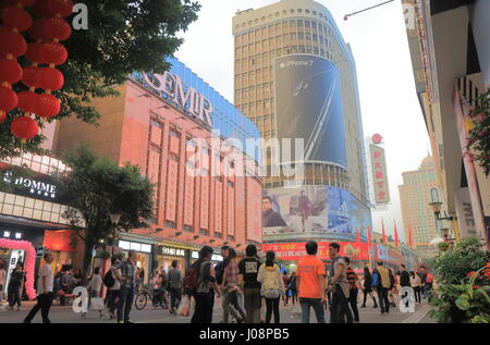 La gente visita Beijing Lu Road shopping in Guangzhou in Cina. Foto Stock