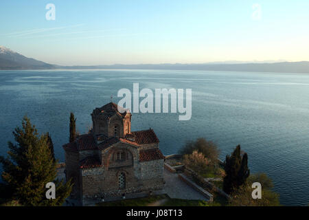 Saint Naum monastero al tramonto sul lago di Ohrid, nella parte meridionale della Repubblica di Macedonia immagine dell'iconico monastero di Sveti Naum in Oh Foto Stock