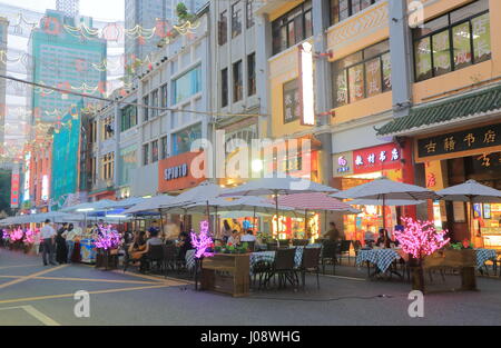 La gente visita Beijing Lu Road shopping in Guangzhou in Cina. Foto Stock