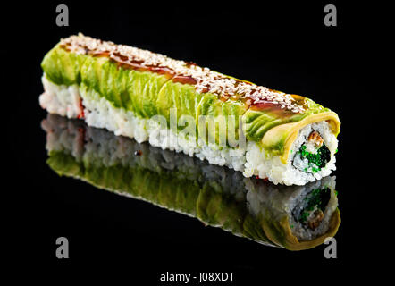 Avocado rotolo su sfondo nero Foto Stock