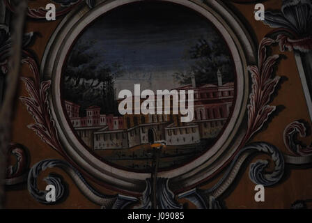 Questo titolo si riferisce a un'opera d'arte che presenta l'interno di uno spazio, probabilmente influenzato dall'esplorazione di Sarena Dzamija di elementi architettonici e atmosferici in uno stile minimalista. Foto Stock