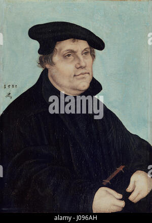 Questo iconico ritratto di Martin Lutero di Lucas Cranach il Vecchio cattura l'espressione solenne e il comportamento autorevole del riformatore. È un esempio chiave della ritrattistica rinascimentale tedesca, che riflette il ruolo fondamentale di Lutero nella riforma. Foto Stock