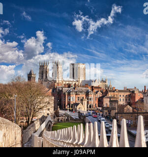 Una soleggiata giornata invernale nella città di York, North Yorkshire, Inghilterra, una vista dalla parete della città di York Minster. Foto Stock