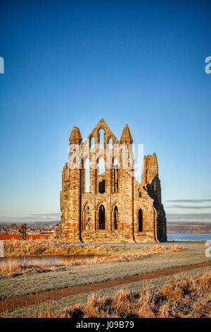 Whitby Abbey, North Yorkshire, Inghilterra, Regno Unito, su un soleggiato inverno mattina. Foto Stock
