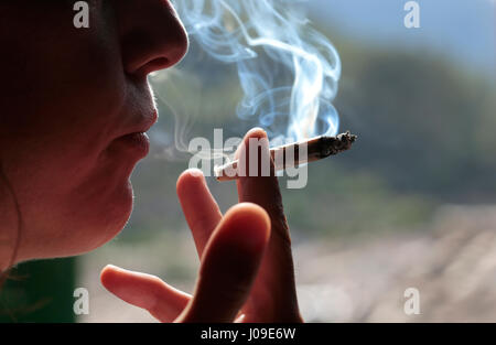 Il fumo di sigaretta di laminazione Foto Stock