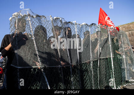 Lucca, Italia. Decimo Apr, 2017. Centinaia di manifestanti sono soddisfatte in Lucca per mostrare la loro disapprovazione per la riunione del G7, la riunione dei ministri delle sette più nazioni influenti nel mondo, i dimostranti hanno cercato di attraversare la zona rossa e la polizia ha risposto con violenza. scontri si è conclusa con alcuni arresti e diversi feriti. Credito: Davie Bosco/Pacific Press/Alamy Live News Foto Stock