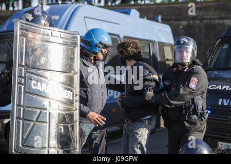 Lucca, Italia. Decimo Apr, 2017. Centinaia di manifestanti sono soddisfatte in Lucca per mostrare la loro disapprovazione per la riunione del G7, la riunione dei ministri delle sette più nazioni influenti nel mondo, i dimostranti hanno cercato di attraversare la zona rossa e la polizia ha risposto con violenza. scontri si è conclusa con alcuni arresti e diversi feriti. Credito: Davie Bosco/Pacific Press/Alamy Live News Foto Stock