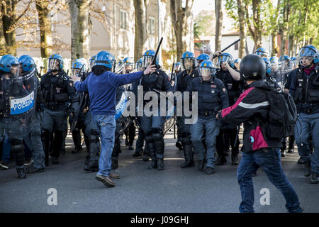 Lucca, Italia. Decimo Apr, 2017. Centinaia di manifestanti sono soddisfatte in Lucca per mostrare la loro disapprovazione per la riunione del G7, la riunione dei ministri delle sette più nazioni influenti nel mondo, i dimostranti hanno cercato di attraversare la zona rossa e la polizia ha risposto con violenza. scontri si è conclusa con alcuni arresti e diversi feriti. Credito: Davie Bosco/Pacific Press/Alamy Live News Foto Stock