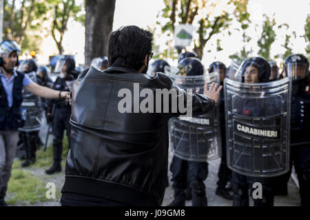 Lucca, Italia. Decimo Apr, 2017. Centinaia di manifestanti sono soddisfatte in Lucca per mostrare la loro disapprovazione per la riunione del G7, la riunione dei ministri delle sette più nazioni influenti nel mondo, i dimostranti hanno cercato di attraversare la zona rossa e la polizia ha risposto con violenza. scontri si è conclusa con alcuni arresti e diversi feriti. Credito: Davie Bosco/Pacific Press/Alamy Live News Foto Stock