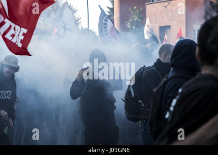 Lucca, Italia. Decimo Apr, 2017. Centinaia di manifestanti sono soddisfatte in Lucca per mostrare la loro disapprovazione per la riunione del G7, la riunione dei ministri delle sette più nazioni influenti nel mondo, i dimostranti hanno cercato di attraversare la zona rossa e la polizia ha risposto con violenza. scontri si è conclusa con alcuni arresti e diversi feriti. Credito: Davie Bosco/Pacific Press/Alamy Live News Foto Stock