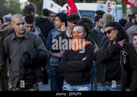 Lucca, Italia. Decimo Apr, 2017. Centinaia di manifestanti sono soddisfatte in Lucca per mostrare la loro disapprovazione per la riunione del G7, la riunione dei ministri delle sette più nazioni influenti nel mondo, i dimostranti hanno cercato di attraversare la zona rossa e la polizia ha risposto con violenza. scontri si è conclusa con alcuni arresti e diversi feriti. Credito: Davie Bosco/Pacific Press/Alamy Live News Foto Stock