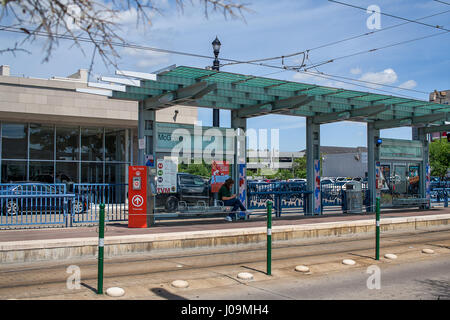 Aprile 2017, Houston, Texas: Metro light rail station sulla strada principale vicino al centro cittadino di Houston Foto Stock