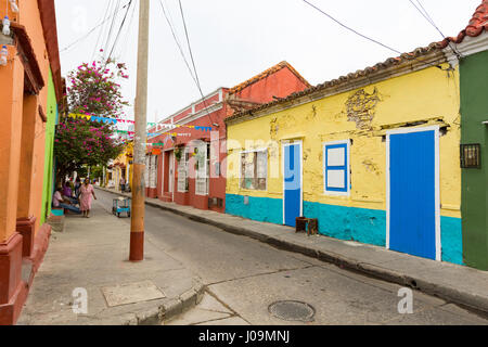 CARTAGENA, Colombia - 24 Maggio: persone non identificate a piedi passato dipinto luminosamente era coloniale case nel Getsemani quartiere di Cartagena, Colombia Foto Stock