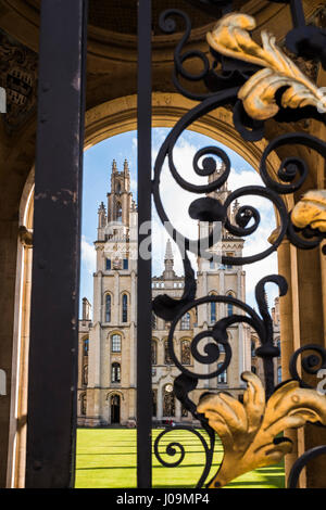 Oxford è una città conosciuta in tutto il mondo come la casa dell'Università di Oxford, la più antica università del mondo di lingua inglese. Inghilterra, Regno Unito Foto Stock