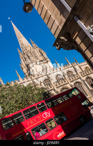 Oxford è una città conosciuta in tutto il mondo come la casa dell'Università di Oxford, la più antica università del mondo di lingua inglese. Inghilterra, Regno Unito Foto Stock