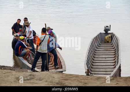 MOMPOX, Colombia - 27 Maggio: persone non identificate hanno ottenere su di una nave traghetto in Mompox, Colombia il 27 maggio 2016. Foto Stock