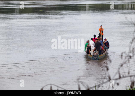 MOMPOX, Colombia - 27 Maggio: persone non identificate ride su un traghetto in Mompox, Colombia il 27 maggio 2016. Foto Stock