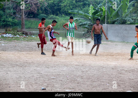 MOMPOX, Colombia - 27 Maggio: Unidentified persone giocare a calcio nei pressi del fiume in Mompox, Colombia il 27 maggio 2016. Foto Stock