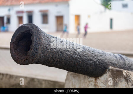 Un cannone coloniale lungo il fiume in Mompox, Colombia. Foto Stock