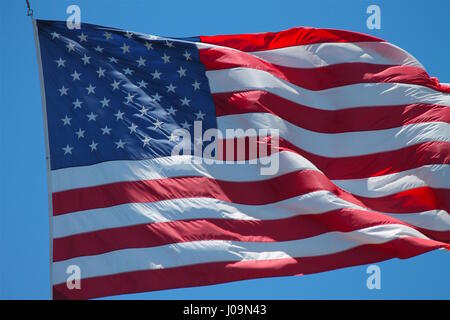 Bandiera americana volato sulla USS Midway Portaerei nel porto di San Diego Foto Stock