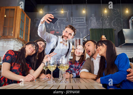 Amici non selfie sul telefono cellulare al bar ristorante Foto Stock