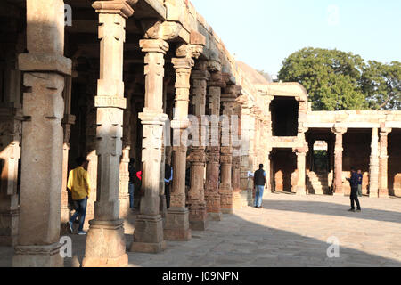 Qutub Minar, intricati intagli in pietra sulle colonne del chiostro della Moschea ul-Islam di Quwwat, complesso Qutb, Delhi (Copyright © Saji Maramon) Foto Stock