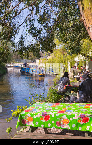 Bloccare Inn café con vedute di imbarcazioni strette passando lungo il Kennet and Avon canal a Bradford on Avon, Wiltshire nel mese di aprile su una bella giornata di primavera Foto Stock