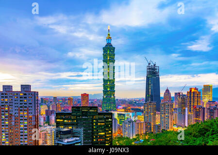 TAIPEI, Taiwan - 18 novembre: vista serale di Taipei 101 e Xinyi distretto finanziario dalla montagna di elefante su Novembre 18, 2016 in Taipei Foto Stock