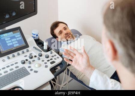 Attento uomo bello ricevere una consulenza di personale esperto Foto Stock