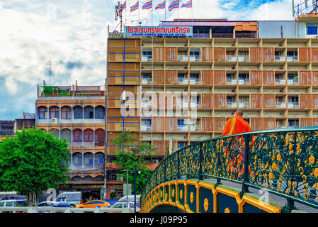 BANGKOK, Tailandia - 03 febbraio: questa è una scena cittadina di un monaco che attraversa un fiume su una passerella nell'area di Chinatown di Bangkok Febbraio 03, 2017 in Foto Stock