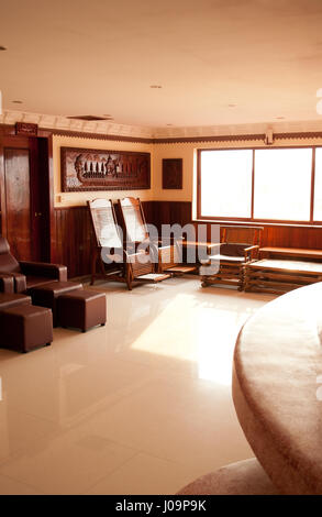 Interno del vuoto di Nizza hall moderna con posti a sedere e una grande finestra Foto Stock