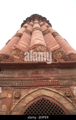 La Majestic Victory Tower, Qutub Minar è un sito patrimonio dell'umanità dell'UNESCO situato a Delhi, India. Altezza 72.5 metri, 379 scale. (© Saji Maramon) Foto Stock