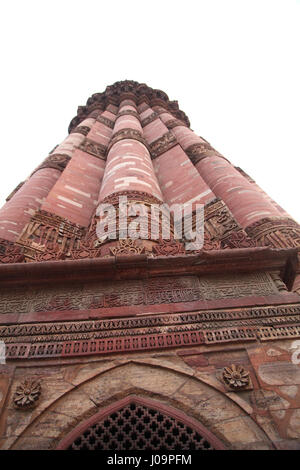 La Majestic Victory Tower, Qutub Minar è un sito patrimonio dell'umanità dell'UNESCO situato a Delhi, India. Altezza 72.5 metri, 379 scale. (© Saji Maramon) Foto Stock