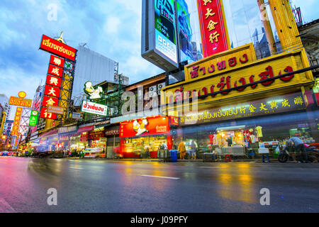 BANGKOK, Thailandia - febbraio 03: questa è la strada principale che corre attraverso la Chinatown di Bangkok che ha negozi e ristoranti di Febbraio 03, 2017 in Foto Stock